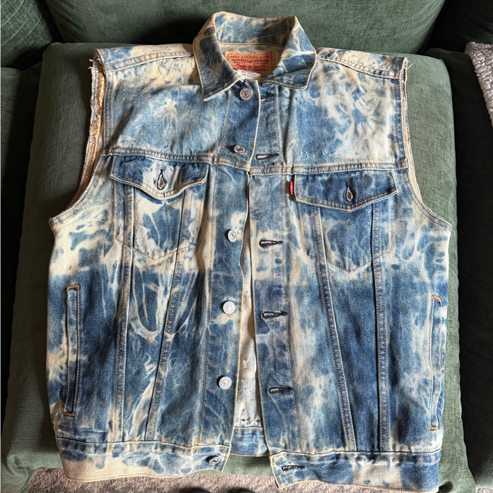 Levi’s Bleach splashed Jean vest with studs Medium